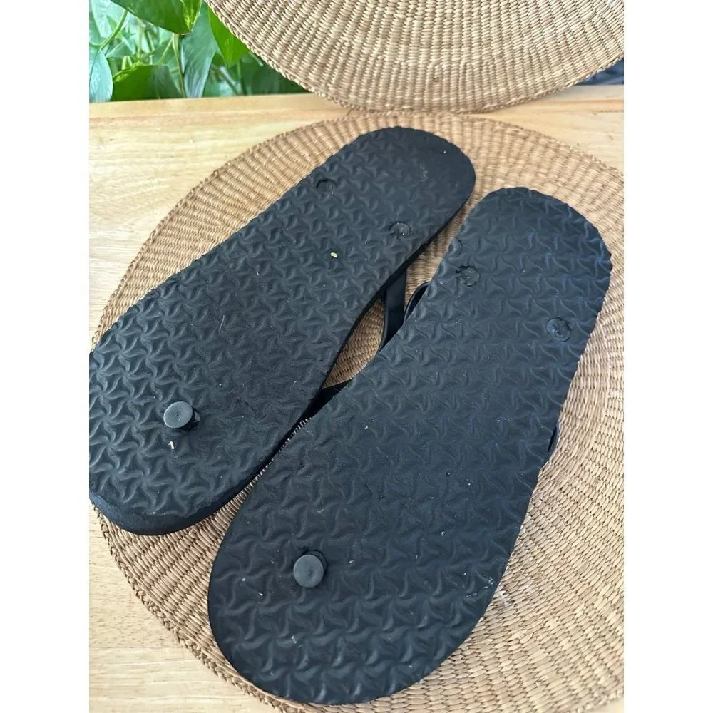 Old Navy Men’s size Large 10/11 black flip flops